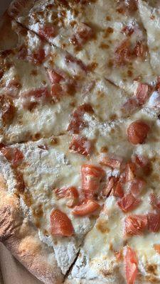 White pizza with tomatoes (Normally the tomatoes are sliced not diced) Also there was no garlic on it