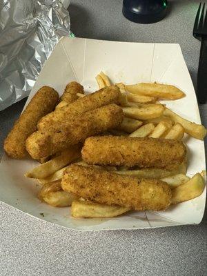 Mozzarella Sticks 6 Pieces with Fries