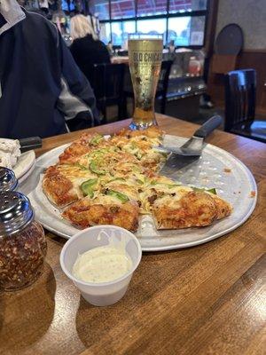 Large hand tossed pizza with green peppers, roasted garlic, & pepper jack cheese.