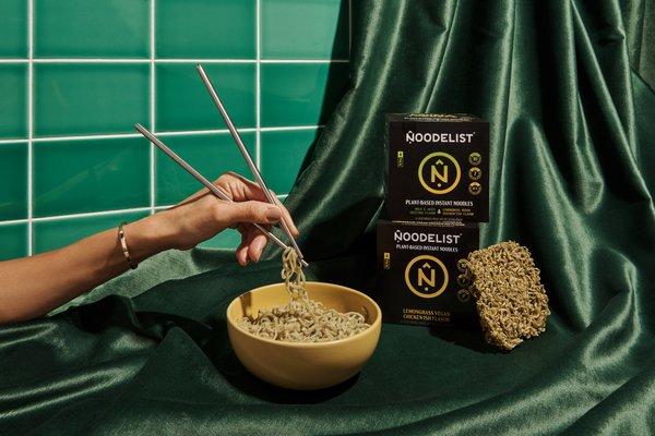 Noodelist is plant-based instant noodles powered by superplant Moroheiya (Egyptian spinach). Tasty, healthy and ready to eat in 5min.