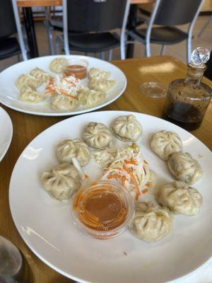 Veggie momo (round) & chicken momo