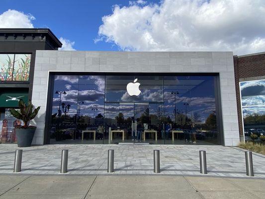 Outside the Apple store (Saturday, 26 October 2024)