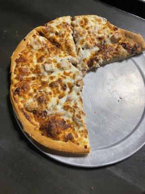 Small white chicken pizza