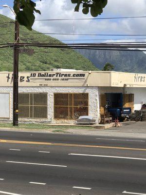 Driving up from Kapolei, you only see tires.