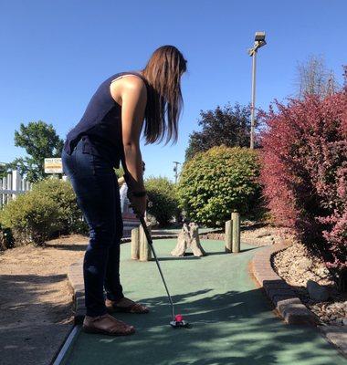 Wifey lining up the putt...