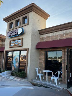 Conveniently located close to downtown Gilbert. There's plenty of seating inside & is hard to miss.