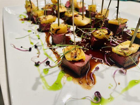 Filet mignon bites with pineapple