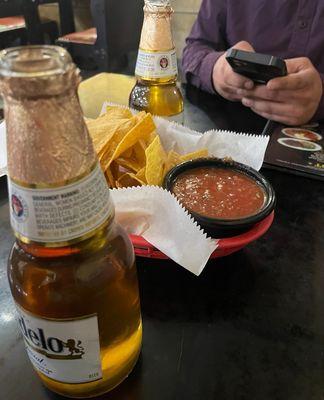 Modelos with chips and salsa