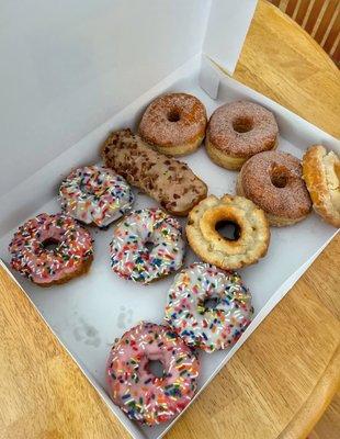 Frosted sprinkled, cinnamon sugar, maple bacon and cake donuts. Missing frosted sprinkle donut didn't make the initial photo haha