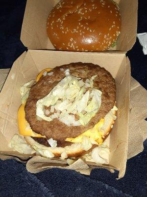 This is supposed to be a Big Mac With No Big Mac sauce it made with wrong button and doesn't even have the third bun in the middle