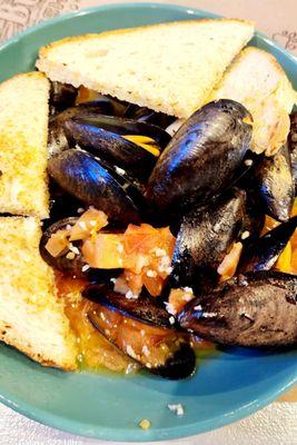 SAUTÉED MUSSELS, EXTRA GARLIC