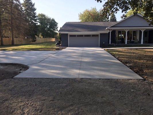 New concrete driveway and sidewalk in Grand Blanc mi