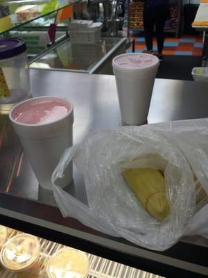 Atole de guayaba with tamales de elote.