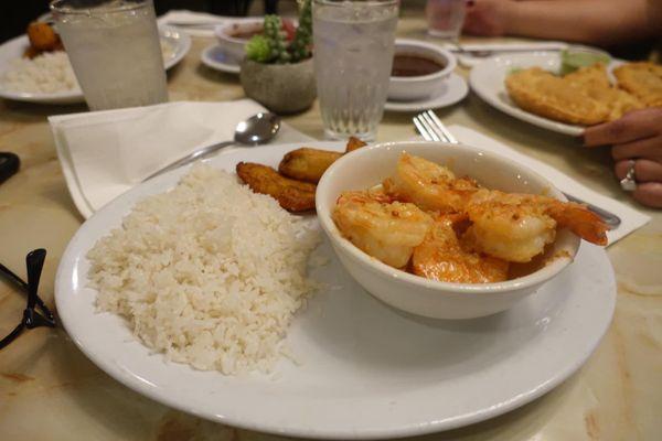 Shrimp in garlic sauce with black beans, white rice & sweet plantain