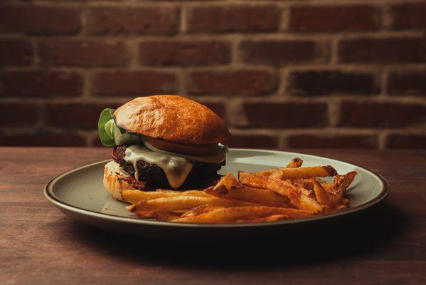 Toasted brioche bun, 10 oz burger patty, bacon, cheddar, caramelized onion aioli, house-cut fries.