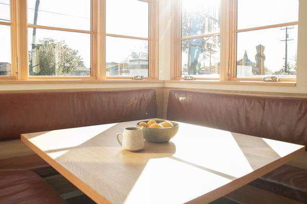 An assembly of Marvin Elevate Collection windows let the stream in to this cozy breakfast nook at a recently completed home in Santa Cruz.