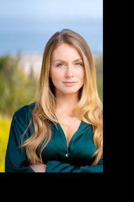 A snapshot from our recent outdoor headshot session, framing our client against the majestic Palace of the Fine Arts and the SF Bay.