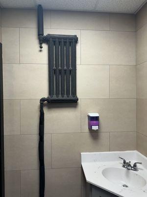 Tiny bathroom with the radiator on the wall?!