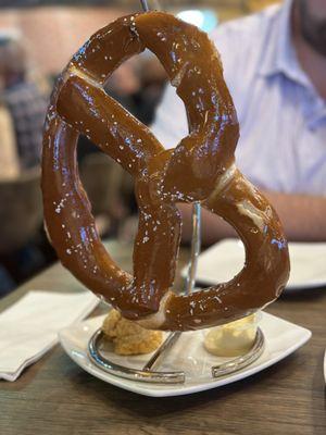 Appetizer - Pretzel with mustard and cheese