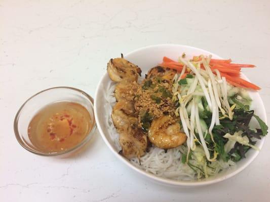 Rice noodle with grilled charge shrimp