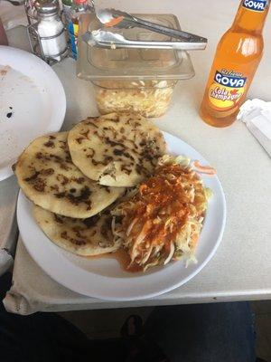 Pupusas de Frijol con queso y lírico..!