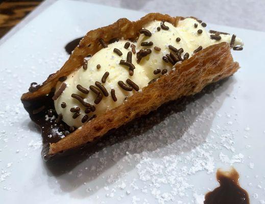 Taco cannoli