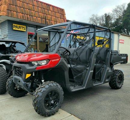 2024 CAN-AM DEFENDER MAX DPS HD10
WORK SMARTER! EVERYTHING IS EASIER WITH A DEFENDER BY YOUR SIDE