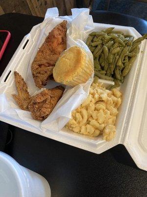 Fried chicken, Mac and cheese and green beans.