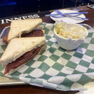 Tipperary (corned beef sandwich and slaw)