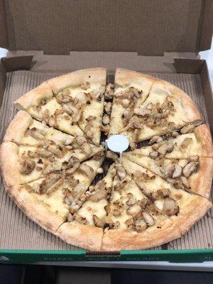 Chicken pizza with Alfredo sauce