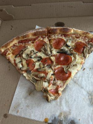 Pepperoni and mushroom pizza. Ample toppings but not overdone. We enjoyed it thoroughly!!