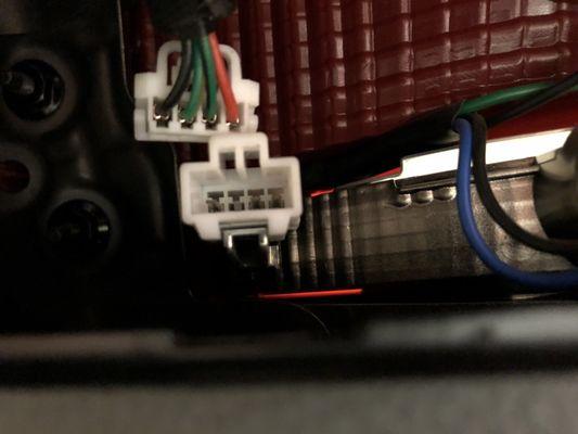 Top connector = Correct 4pin wiring harness in liftgate. Bottom connector = Incorrect 3pin liftgate taillight and wiring harness.