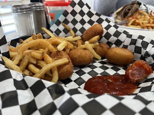 Kid's meal (corn dogs)