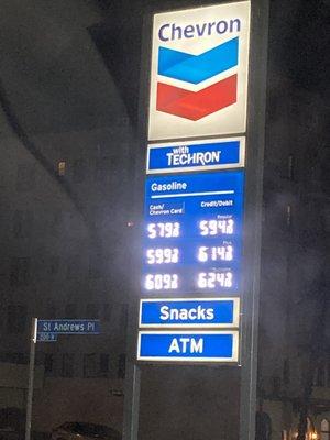 This "76" gas station really got me in my feels with the amount of DeJaVu's I be receiving lately (all at once.)