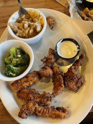 Chicken tenders, mashed potatoes w gravy, and steamed broccoli.