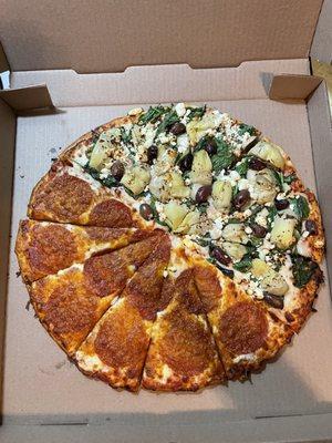 Look at the size of those pepperoni slices and artichoke hearts, generous portions too.