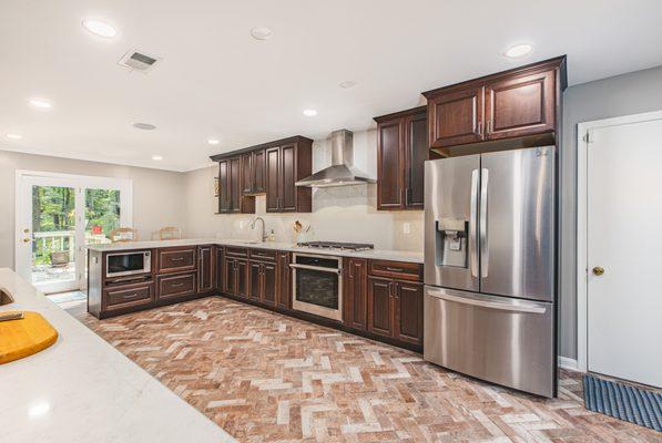 Kitchen remodel in Vienna, VA with wooden cabinets, granite countertop & tiles