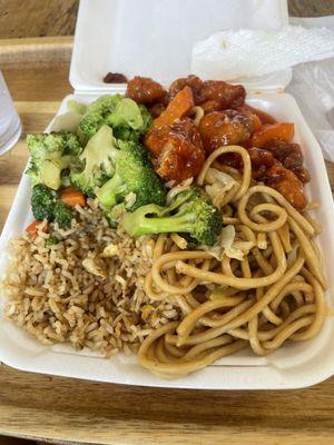 Fried rice/ chow mien. Veggie medley and sweet and sour pork!