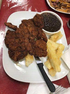 Milanesa de carne con yuca y beans