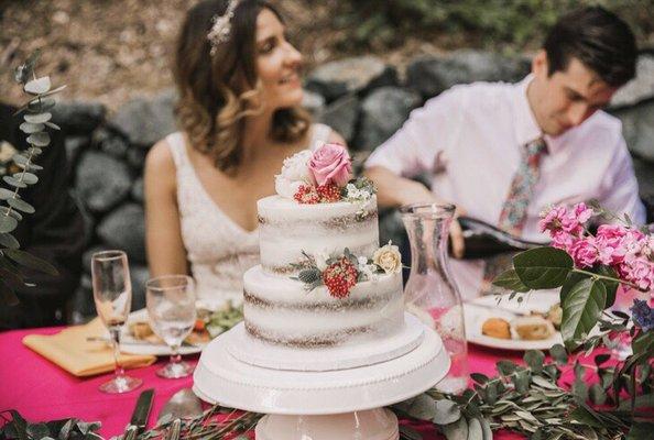 flowers for the wedding cake