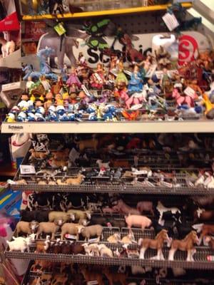 So many figurines!