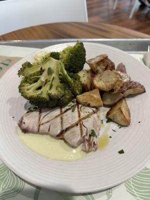 Tombo Tuna Plate with wasabi aioli, garlic roasted potatoes, and broccoli (5 stars)