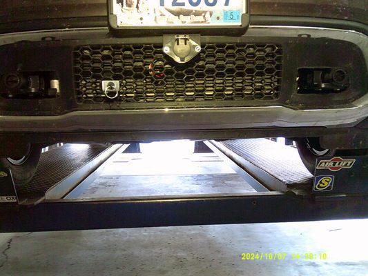 Baseplate for flat tow of Grand Cherokee