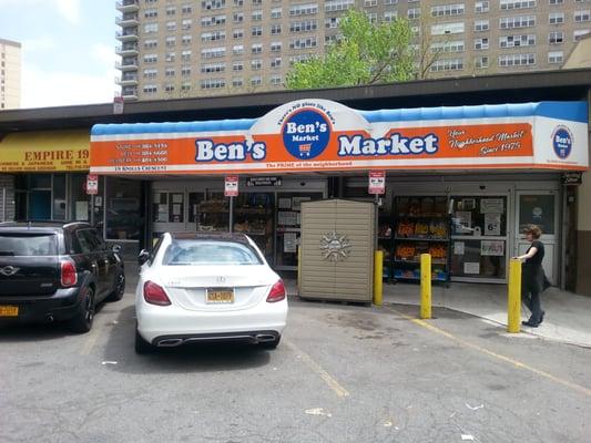 They have fresh food the prices are reasonable  the staff are friendly.Accept cash credit card. Play your lottery numbers  here.