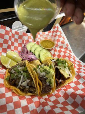 Tacos de cavesa y pastor y sus salsas