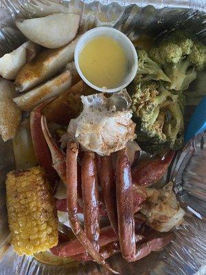 Potato's with no seasoning, a dry "crab cluster platter" look at the old crab legs.