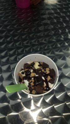 Vanilla frozen yogurt, brownie pieces, cheesecake pieces, chocolate and peanut butter chips, and chocolate sauce...yummmm