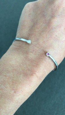 18K white gold bangle bracelet with diamond and pink sapphire