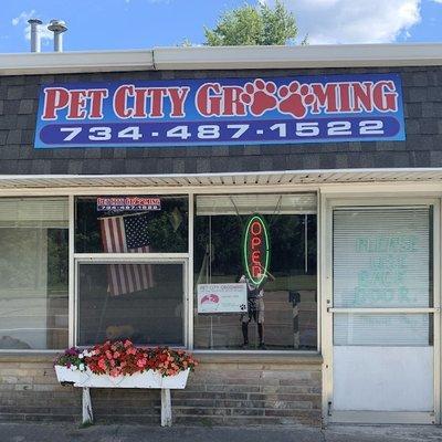 Four Paws and a Tail is located in the "Pet City Grooming" building. In transition phase to new business under new management 7/1/2020