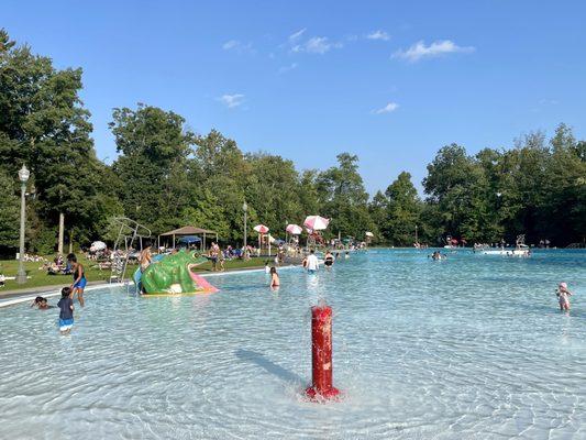 Bubbling fountain in the kids' end of the pool